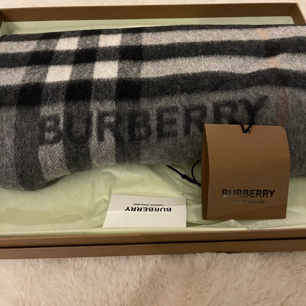 Burberry Contrast Check Cashmere Scarf - Picture 6 of 10